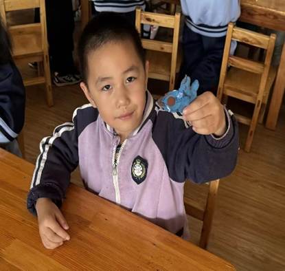 小孩在桌子上 AI 生成的内容可能不正确。