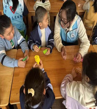 一群小孩在桌子上 AI 生成的内容可能不正确。