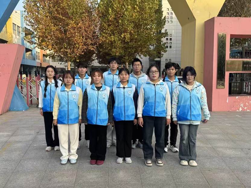 一群人站在一起合影 AI 生成的内容可能不正确。