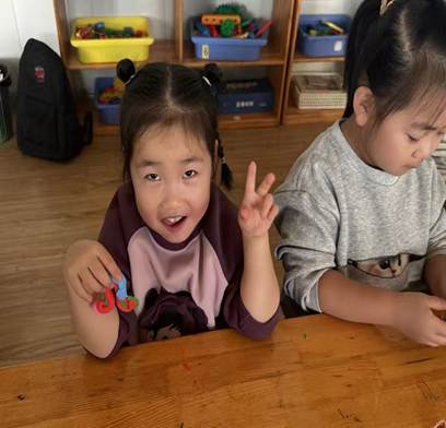 桌子上有几个小孩 AI 生成的内容可能不正确。