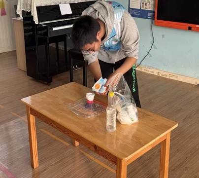 小孩站在木桌子边 AI 生成的内容可能不正确。