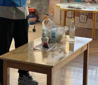 人站在桌子前喝饮料 AI 生成的内容可能不正确。