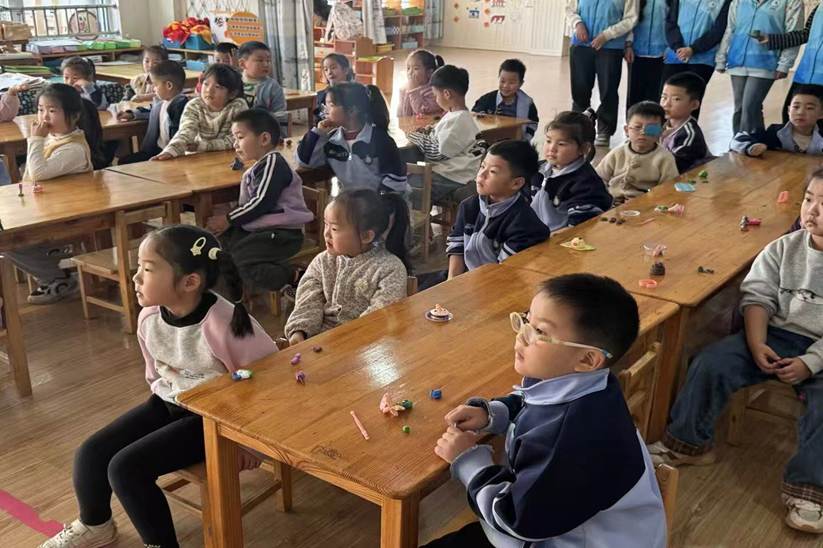 一群人坐在桌子前 AI 生成的内容可能不正确。